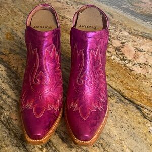 Ariat Ladies Electric Raspberry Western Ankle 
Boots Size 8.5